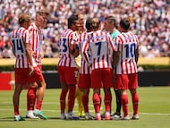 Kovacs, rodeado por los jugadores del Atlético en el partido ante el PSG del Mundial de Clubes 2025.