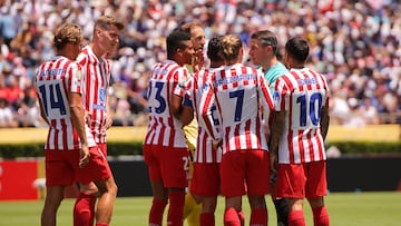 Soccer Football - FIFA Club World Cup - Group B - Paris St Germain v Atletico Madrid - Rose Bowl Stadium, Pasadena, California, U.S. - June 15, 2025 Atletico Madrid's Alexander Sorloth, Marcos Llorente, Jan Oblak, Reinildo Mandava, Antoine Griezmann, Angel Correa talk to referee Istvan Kovacs REUTERS/Daniel Cole