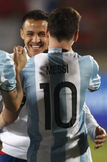 El jugador de la seleccion chilena, Alexis Sanchez, izquierda,  saluda a Lionel Messi antes del partido clasificatorio al mundial de Rusia 2018 contra Argentina disputado en el estadio Nacional de Santiago, Chile.