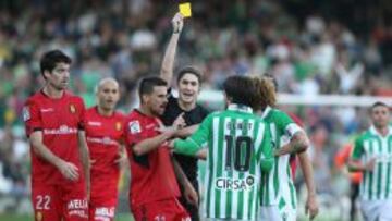 Undiano, que en la imagen amonesta a Márquez, fue el protagonista del encuentro entre Betis y Mallorca.