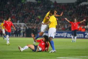 07 de septiembre de 2008: En el marco de la séptima fecha de las clasificatorias rumbo a Sudáfrica 2010, Brasil venció a domicilio a Chile ante un Estadio Nacional repleto. La selección de Bielsa fue derrotada por 0 a 3, con goles de Luis Fabiano (21' y 83') y Robinho (45'). Claudio Bravo le contuvo un penal a Ronaldinho,