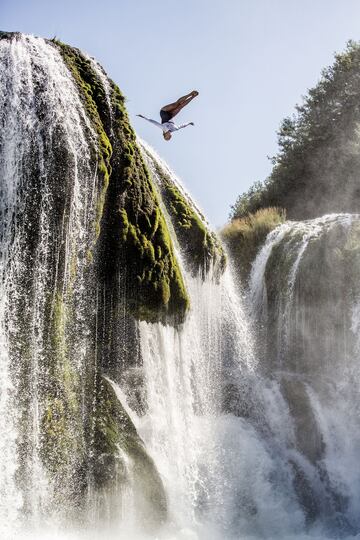 Rhiannan Iffland en las cataratas de Strbacki.