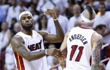 LeBron James celebra una canasta con Chris Andersen.