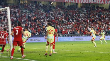 Tiró la pared Pedri con Ferran Torres, con el canario dando la asistencia con su pase atrás para encontrar a Mikel Merino, que se sacó otro potente disparo raso para batir a Çakir. 