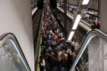 La gente espera la llegada del metro a una estación mientras las operaciones del metro se reanudan parcialmente.