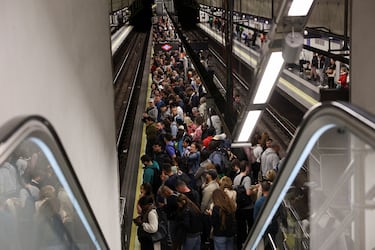 La gente espera la llegada del metro a una estación mientras las operaciones del metro se reanudan parcialmente.