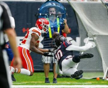 Marcus Peters intercepta un pase dirigido a DeAndre Hopkins ante la atenta mirada de un astronauta en bermudas.