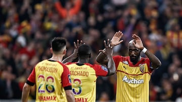 Jugadores del Lens durante el partido de liga francesa contra el Reims.