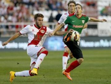 El defensa del Rayo Vallecano Joaquín Marín "Quini" y el delantero del Athletic Iker Muniaín luchan por el balón durante el partido correspondiente a la quinta jornada de Liga de Primera División que disputan en el estadio de Vallecas.