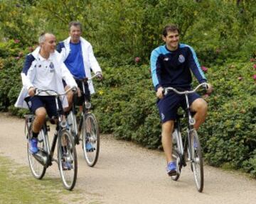 Primer entrenamiento de Iker Casillas con el Oporto en Holanda montando en bicicleta.