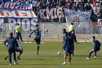 Hinchas de Universidad de Chile realizan el tradicional Banderazo previo al Superclásico. En la fotografía Matías Rodríguez.