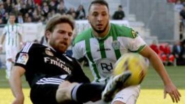 Illarramendi golpea un balón ante Ghilas.