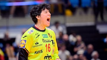 Merche Castellanos celebra una parada con España.