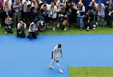 Mbappé pasa por delante de un grupo de medios gráficos. 