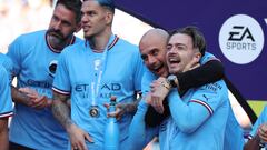 Pep Guardiola, entrenador del Manchester City, abraza a Jack Grealish en la celebración de la Premier League.