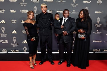 El delantero español del Barcelona, ​​Lamine Yamal, posa con su hermano y familiares antes de la ceremonia de entrega del Balón de Oro 2025.