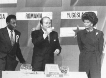 Pelé junto a Blatter y Sofhia Loren durante el sorteo para el Mundial de Italia 1990.