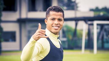 Las águilas subieron una foto del volante mexicano en la cual se le ve feliz después de su tiempo fuera de las canchas.