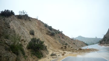 Desprendimientos en una de las vías de acceso a la localidad gaditana de Grazalema tras el paso de la borrasca Leonardo. A 4 de febrero de 2026, en Grazalema, Cádiz (Andalucía, España). La Unidad Militar de Emergencia (UME) interviene en Grazalema, en tareas de achique de agua en casas y calles de este municipio, que se está viendo afectada por el paso de la borrasca Leonardo, que ya ha dejado por el momento 278 litros de precipitaciones acumuladas.
04 FEBRERO 2026
Joaquín Corchero / Europa Press
04/02/2026