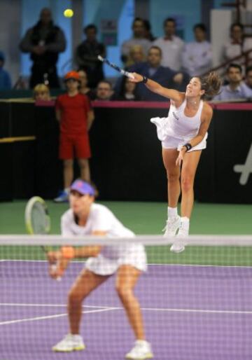 Garbine Muguruza (R) se abraza con Conchita Martinez (L) duranta la serie entre España y Rumania. 