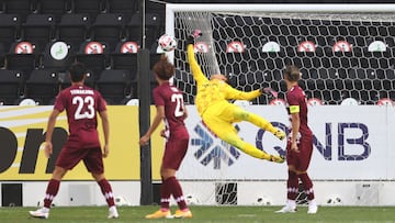 Soccer Football - AFC Champions League - Semi Final - Ulsan Hyundai FC v Vissel Kobe - Jassim Bin Hamad Stadium, Doha, Qatar - December 13, 2020 Vissel Kobe's Daiya Maekawa makes a save REUTERS/Ibraheem Al Omari