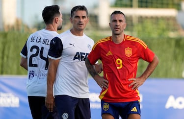 Bota de Oro de ese Mundial y Balón de Bronce. Nigeria consagró al delantero del Celta. Parecía que estaba destinado a grandes cosas, pero nunca terminó de explotar. Numancia, Recreativo, Málaga. Donde mejor rindió fue en la Championship (Ipswich y Crystal Palace). También estuvo en la liga de Vietnam, Hong Kong y Finlandia. No llegó a debutar con la absoluta.