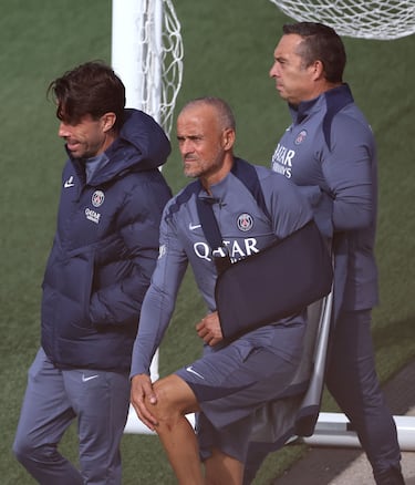 Luis Enrique apareció en el entrenamiento del Paris Saint-Germain Football Club tras someterse a la operación de clavícula. El técnico español sufrió un accidente al montar en bicicleta, de la que se cayó.