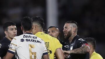 MEX6643. CIUDAD DE MÉXICO (MÉXICO), 16/03/2025.- Sergio Ramos (d) de Monterrey reclama al árbitro central Ismael Rosario López (c) este domingo, por un partido de la jornada 12 del Torneo Clausura 2025 de la Liga MX en el Estadio Olímpico Universitario en Ciudad de México (México). EFE/ Isaac Esquivel