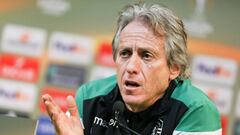 El entrenador del Sporting de Lisboa, Jorge Jes&uacute;s, durante la rueda de prensa posterior al entrenamiento celebrado en la v&iacute;spera de su partido de vuelta de cuartos de final de Liga Europa contra el Atl&eacute;tico de Madrid, en Alcochete, Po