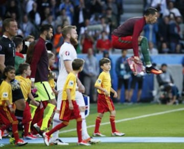 Cristiano Ronaldo saliendo al campo.