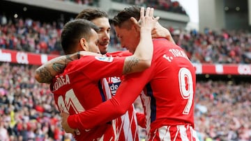 GRAF4539. MADRID, 15/04/2018.- El delantero del Atlético de Madrid, Fernando Torres (d), festeja su gol contra el Levante junto a sus compañeros, el delantero argentino Ángel Correa (i) y el defensa croata, Sime Vrsaljko, durante el p