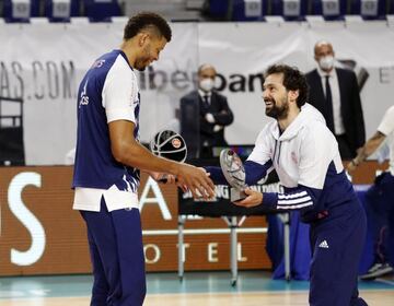 Llull entregó a Tavares dos premios: el de mejor defensor y el que le reconoce como parte del mejor quinteto.