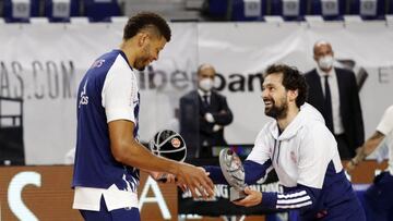 Llull entregó a Tavares dos premios: el de mejor defensor y el que le reconoce como parte del mejor quinteto.