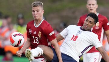 Wolverhampton (United Kingdom), 14/06/2022.- Jude Bellingham (R) of England in action against Andras Schafer of Hungary during the UEFA Nations League soccer match between England and Hungary in Wolverhampton, Britain, 14 June 2022. (Hungría, Reino Unido) EFE/EPA/ANDREW YATES