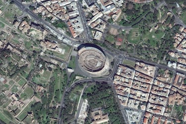 Originalmente llamado Anfiteatro Flavio, es el símbolo eterno de la grandeza y la brutalidad del Imperio Romano. Construido en el siglo I d.C., sigue siendo el anfiteatro más grande jamás edificado.