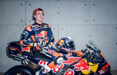 Pedro Acosta posa sobre la KTM RC16.