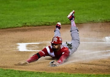 El mexico americano de 38 años tuvo experiencia en la MLB con los Philadelphia Phillies en la temporada del 2006. Después de no conseguir otro contrato en Grandes Ligas fue que decidió llegar a México para Sultanes de Monterrey en el verano y Águilas de Mexicali en el invierno. Tanto en Serie del Caribe como en Clásico Mundial de Béisbol, Roberson se ha portado a la altura vistiendo la franela tricolor; en 2014 fue galardonado como MVP en el Caribe.