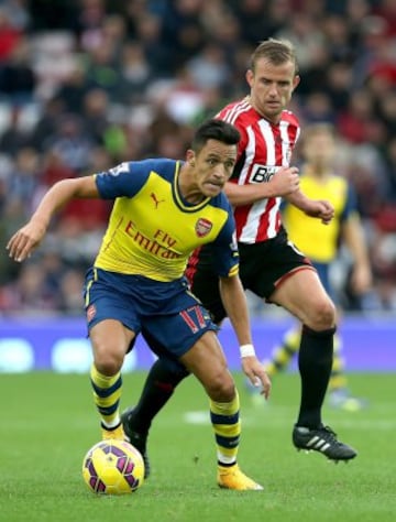 Alexis Sánchez protege la pelota de Lee Cattermole. El chileno fue figura. 