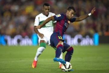 El centrocampista brasileño del Barcelona Rafinha Alcántara controla el balón durante el partido frente al Elche, correspondiente a la primera jornada de la Liga de Primera División, que se juega hoy en el Camp Nou.