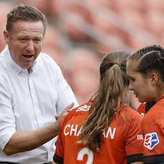 Houston suspende a Clarkson por acoso, abuso y discriminación