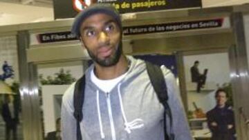 <b>SERENO EN SAN PABLO. </b>Frederic Kanouté, anoche en el aeropuerto de Sevilla a su llegada.