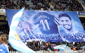 GRAF5684. San Sebastián, 20/12/2017.- Aficionados de la Real Sociedad muestran una pancarta del delantero mexicano, Carlos Vela, homenajeado en su despedida del equipo donostiarra antes del inicio del encuentro correspondiente a la jornada diecisiete de primera división que disputan esta noche frente al Sevilla en el estadio Anoeta de San Sebastián. EFE/Juan Herrero.