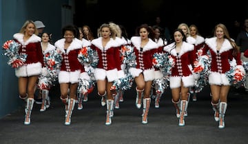 Las animadoras de los Miami Dolphins estuvieron con su equipo en la derrota ante los Cincinnati Bengals en un disputado encuentro de la NFL que se decidió en la prórroga (35-38), con el Hard Rock Stadium en ambiente navideño. Este estadio será, el 2 de febrero, sede de la próxima Super Bowl, uno de los grandes eventos de 2020.