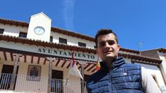 Alberto frente al ayuntamiento de Horche / Sergio Murillo