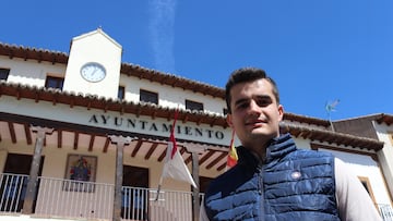 Alberto frente al ayuntamiento de Horche / Sergio Murillo