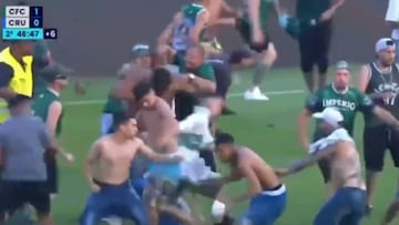 Una batalla campal impacta al fútbol brasileño: ¡los hinchas se metieron a la cancha!
