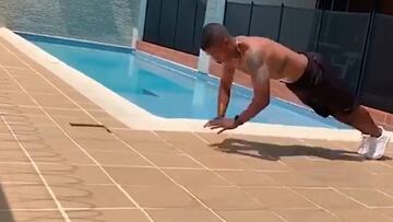 Flexiones de pecho entre jugadores del Cali