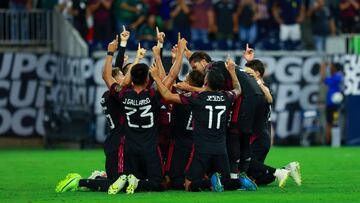 Jugadores de la Selecci&oacute;n Mexicnaa festejan el gol contra Canad&aacute;