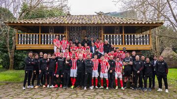 10-03-25. LA PLANTILLA DEL SPORTING DURANTE LA SESIÓN FOTOGRÁFICA EN EL MUSEO DEL PUEBLO DE ASTURIAS.