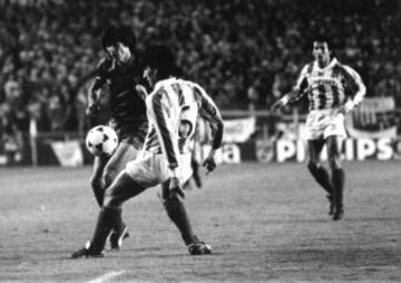 Copa del Rey 1987-1988. (30/03/88). Estadio Santiago Bernabéu. Barcelona-Real Sociedad. Los culés ganaron 1-0 con un tanto de Alesanco. Luis Aragonés fue el técnico y el en equipo de la Real Sociedad se encontraban los futuros blaugranas Jose Mari Bakero y Beguiristain. 'Lobo' Carrasco.